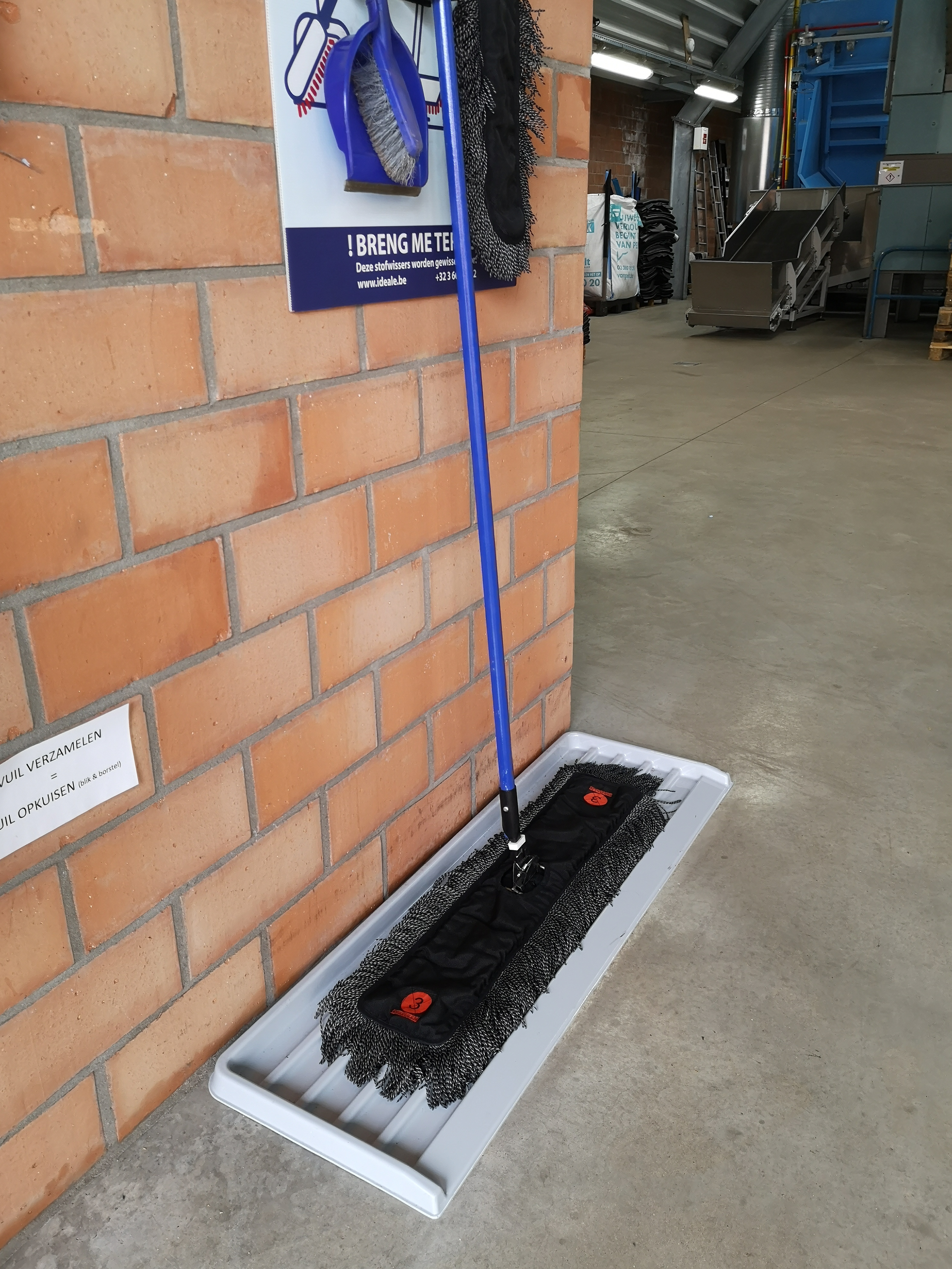 veeg handig en snel met een professionele vloerwisser het vuil in de stofwisbak
