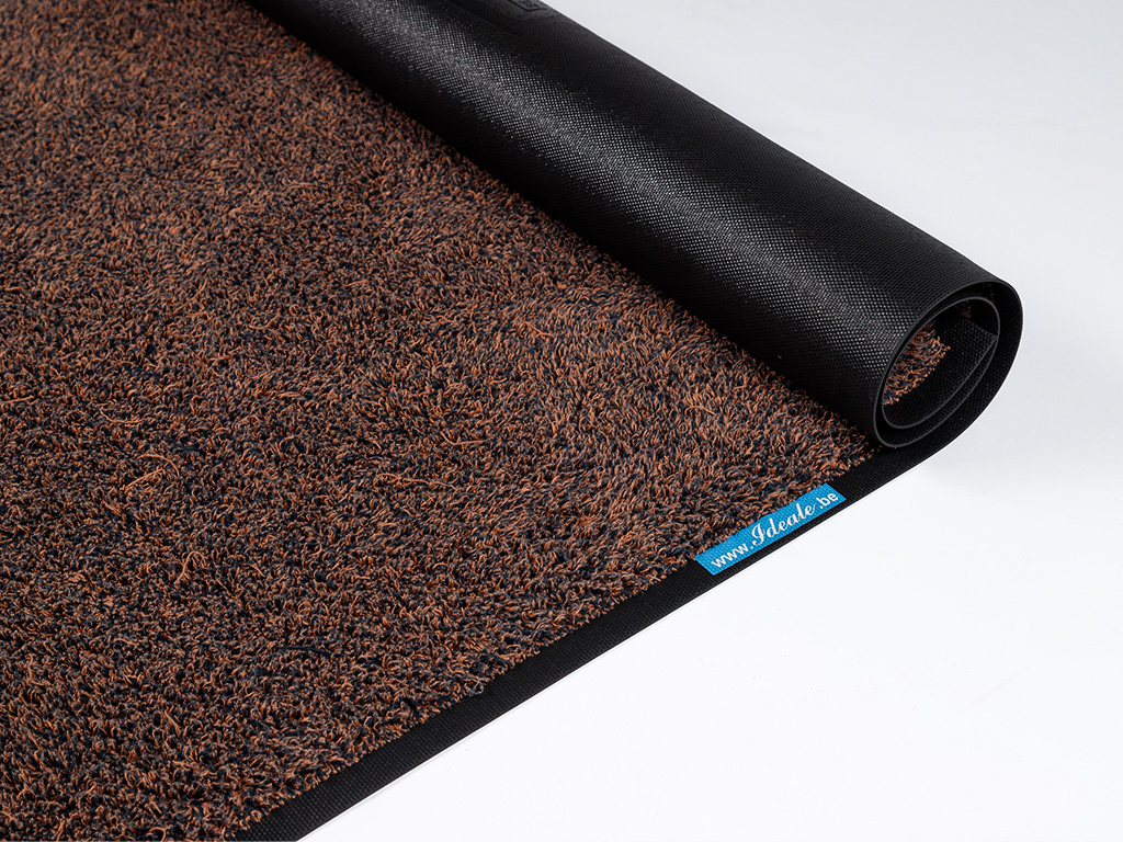 Vuil en vocht worden dankzij onze impregnatie zelfs na &eacute;&eacute;n stap op de mat tegengehouden
